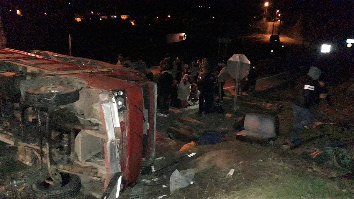 Çanakkale'de düzensiz göçmenleri taşıyan kamyon devrildi: 32 yaralı