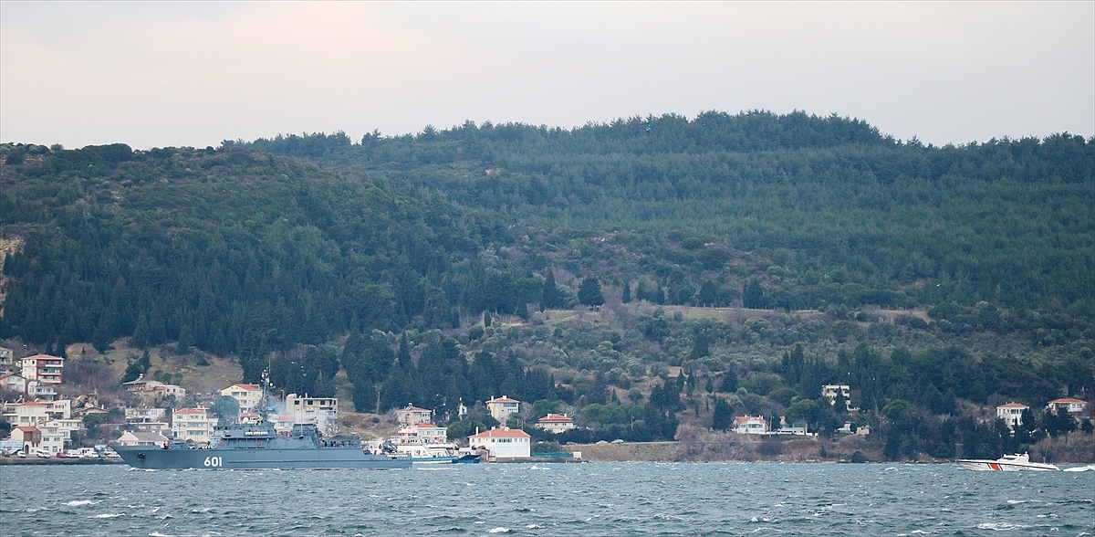 Rus askeri gemileri Çanakkale Boğazı'ndan geçti