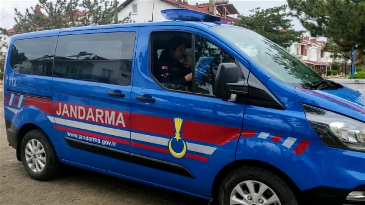 Ezine'de jandarma "drone" ile koronavirüs önlemlerini denetledi