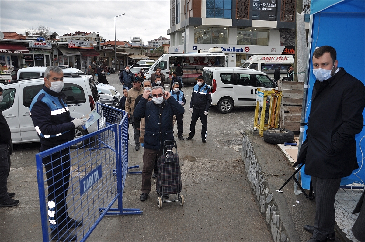 Ezine Belediyesi 10 bin maske ve eldiven dağıttı