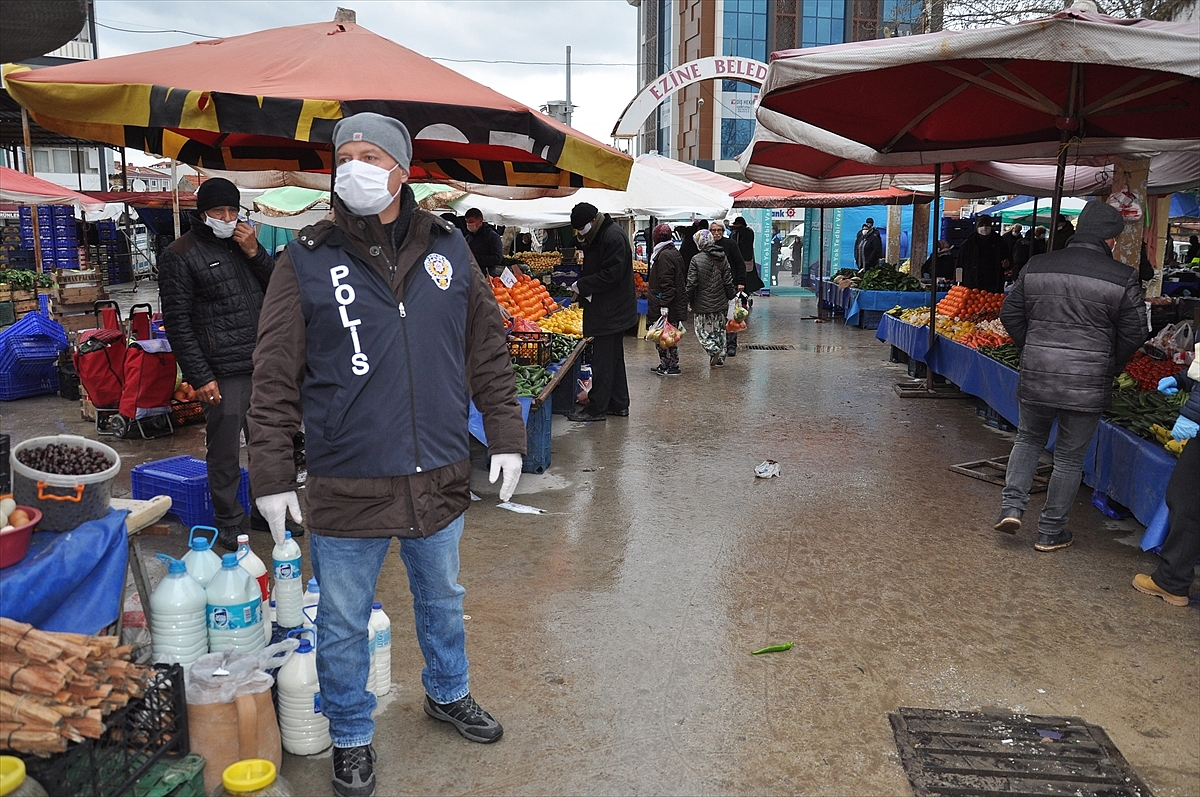 Ezine Belediyesi 10 bin maske ve eldiven dağıttı