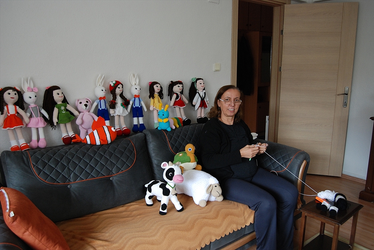 Çanakkaleli Müzeyyen teyze, salgın günlerinde örgü oyuncak üreterek çocukları sevindiriyor