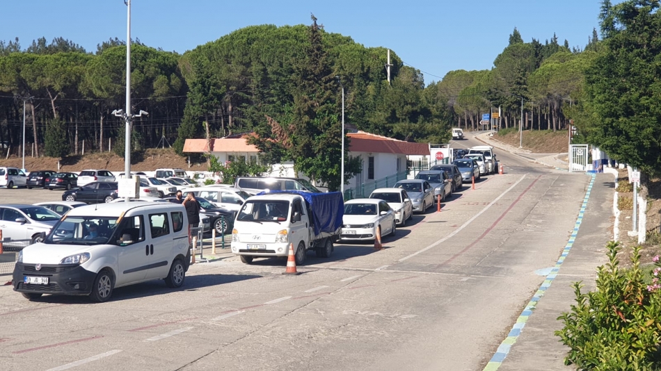 Tatilciler Gökçeada yolunda yoğunluk oluşturdu