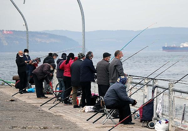 Çanakkale'de kısıtlama sonrası iskele, balık tutanlarla doldu