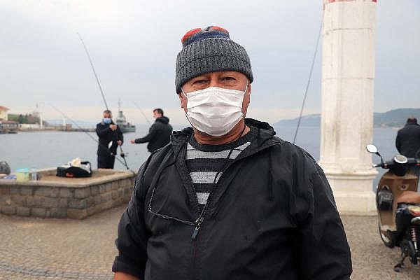 Çanakkale'de kısıtlama sonrası iskele, balık tutanlarla doldu