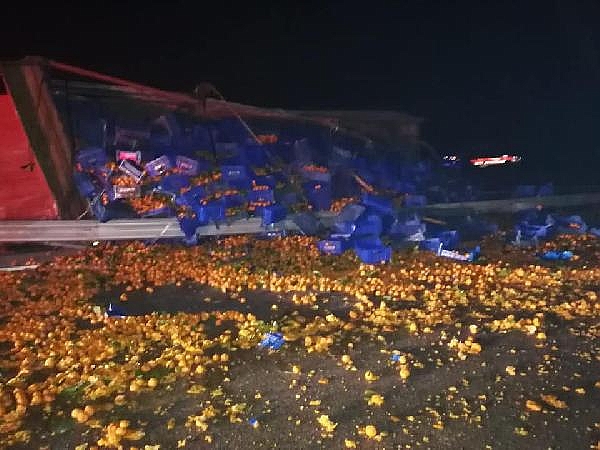 Çanakkale'de meyve yüklü kamyon devrildi: 1 yaralı