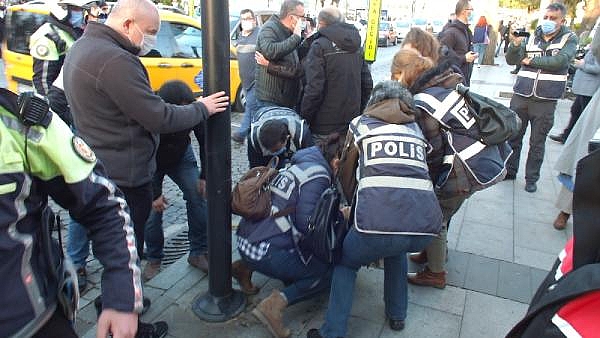 Çanakkale'de, Boğaziçi Üniversitesi'ndeki olaylara ilişkin gösteri yapan 9 kişi gözaltına alındı