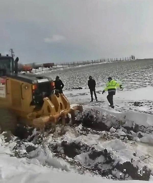Çanakkale'de greyderi kurtarma çalışmasında traktörler de kara saplandı