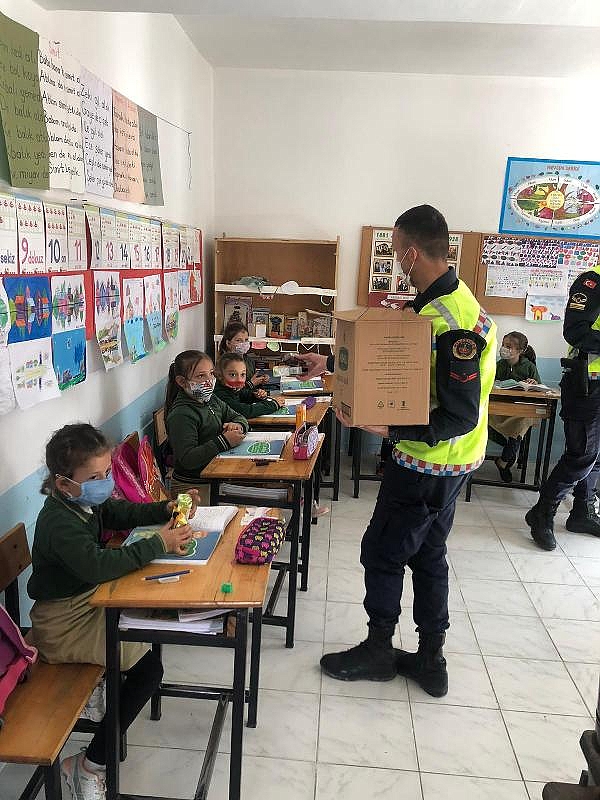 Çanakkale'de jandarma, öğrencilere top hediye etti