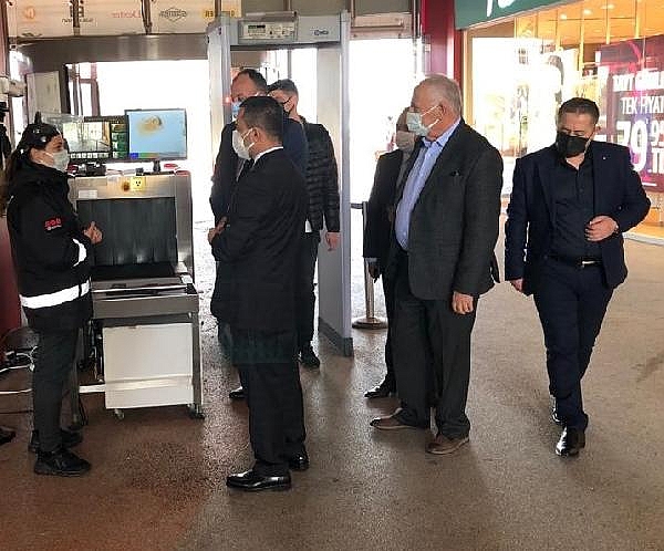 Vakaların tavan yaptığı Çanakkale'de Vali Aktaş, AVM'de denetimlere katıldı