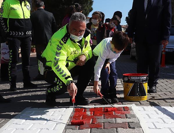 Valiye mektup yazdı, ilkokulunun yaya geçidi kırmızıya boyandı