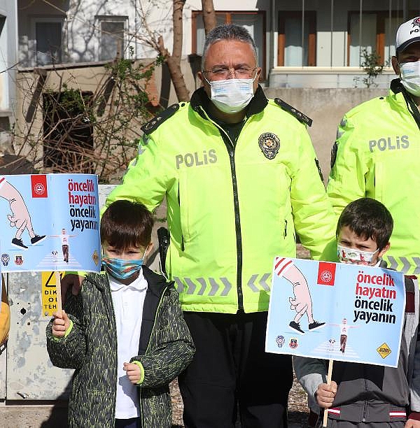 Valiye mektup yazdı, ilkokulunun yaya geçidi kırmızıya boyandı