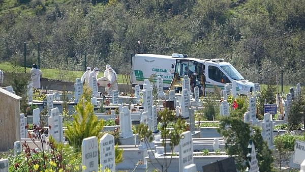 Yanlış defnedildiği için çıkarılan cenaze, bu kez gerçek ailesi tarafından toprağa verildi