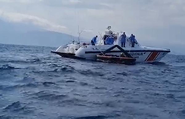 Yunanistan'ın ölüme terk ettiği 27 kaçak göçmeni, Türk Sahil Güvenliği kurtardı
