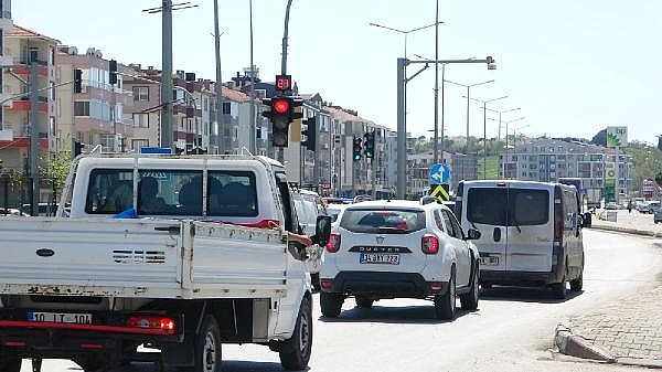 Çanakkale'de trafik lambası kumruya yuva oldu