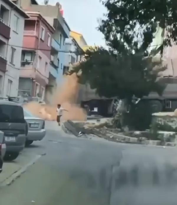 Kamyonun kasasından düşen tuğlaların altında kalmaktan son anda kurtuldu