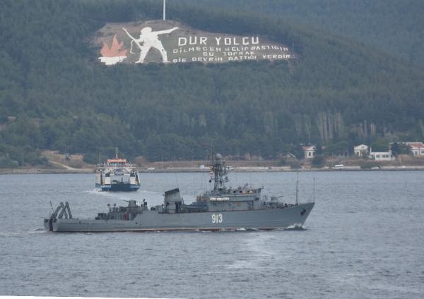Rus mayın tarama gemisi, Çanakkale Boğazı'ndan geçti