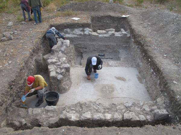 2021/10/troya-oren-yerinde-helenistik-ve-roma-donemine-ait-mozaik-bulundu-bf480b435bf4-5.jpg