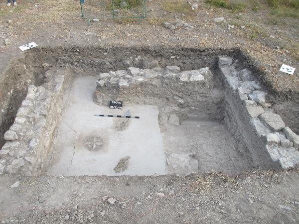 2021/10/troya-oren-yerinde-helenistik-ve-roma-donemine-ait-mozaik-bulundu-bf480b435bf4-6.jpg