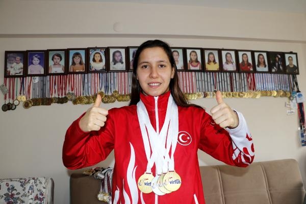 Doktor tavsiyesiyle başladığı yüzmede altın madalyaları topladı