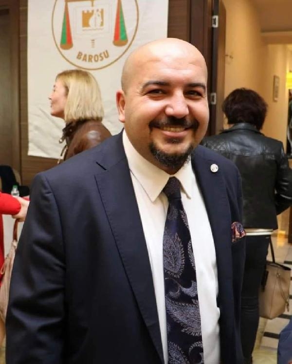 Evinin balkonundan düştüğü değerlendirilen avukat, toprağa verildi
