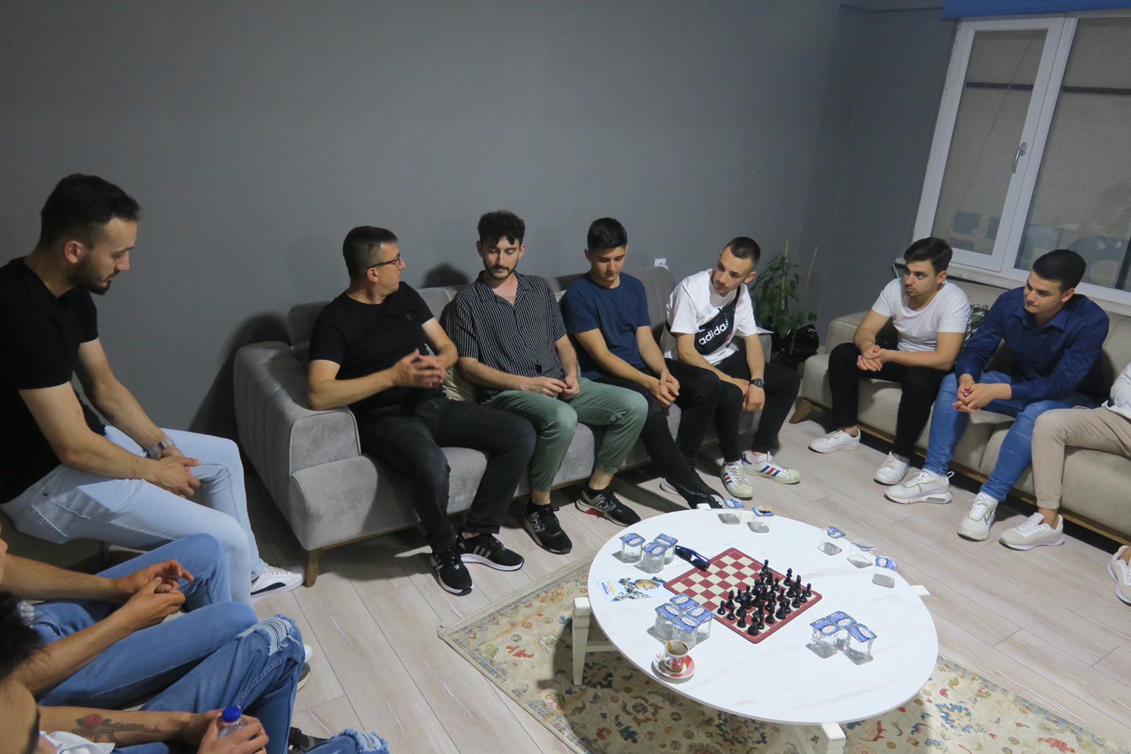 BAŞKAN BORAZAN GENÇLER İLE BİR ARAYA GELDİ