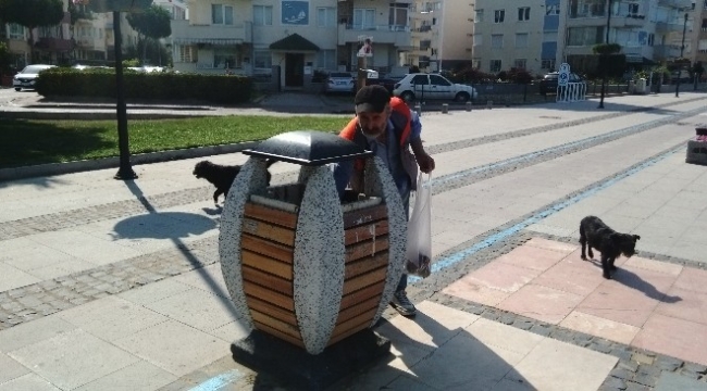 Boş Şişeleri Toplayıp Satarak Sokak Hayvanlarını Besliyor