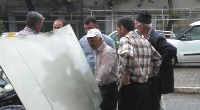Çanakkale'de Alev Alan Otomobilden Son Anda Kurtuldular