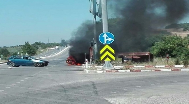 Kaza Yapan Otomobil Alev Aldı