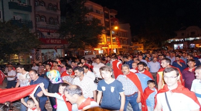 Lapseki’de demokrasi nöbeti devam ediyor
