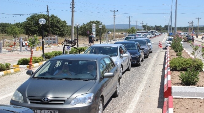 Tatil Cenneti Bozcaada'da 8 Kilometrelik Araç Kuyruğu