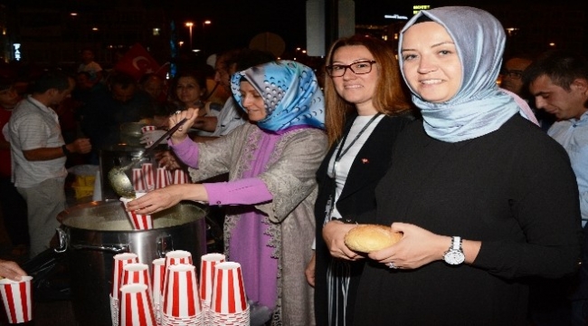 Turan demokrasi nöbetinde çorba dağıttı
