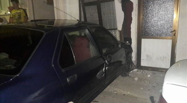 Virajı Alamayan Otomobil Eve Girdi