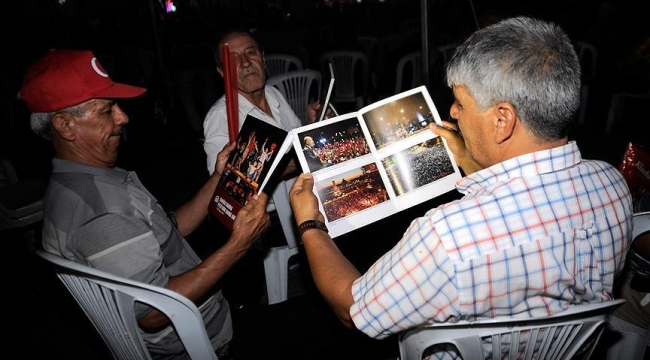AA'nın 'Darbe Girişimi' kitabı Çanakkale'de vatandaşlara dağıtıldı