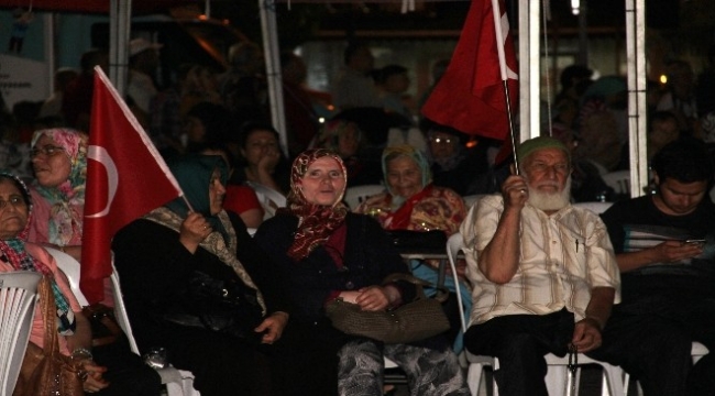 Çanakkale’de demokrasi nöbeti sürüyor