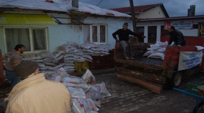 Lapseki’de 700 ton kömür yardımı yapılıyor