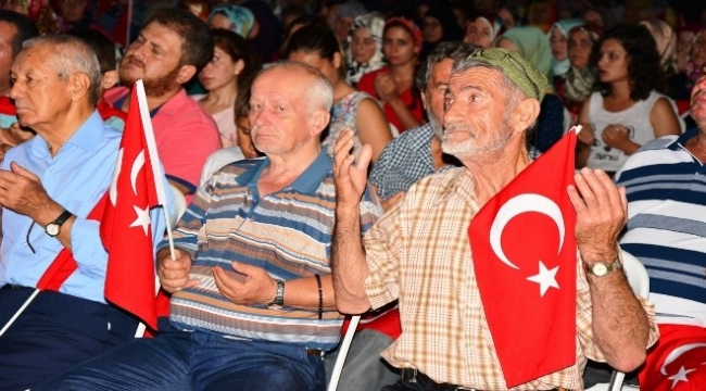 Lapseki’de demokrasi nöbeti şölen havasında geçti
