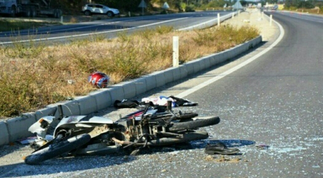 Çanakkale’de vidanjörün altına giren motosikletin sürücüsü hayatını kaybetti.