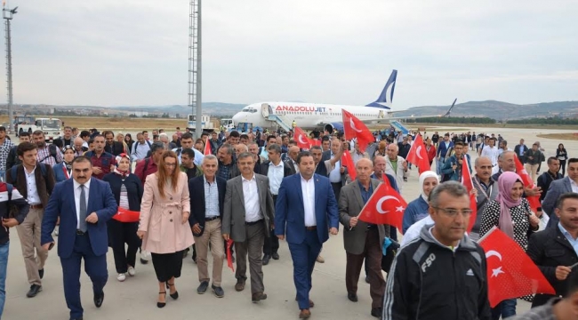 DEMOKRASİ KAHRAMANLARI HAVAALANINDA KARŞILANDI