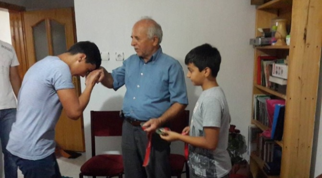 Kazandıkları Madalyaları Şehit Babasına Hediye Ettiler