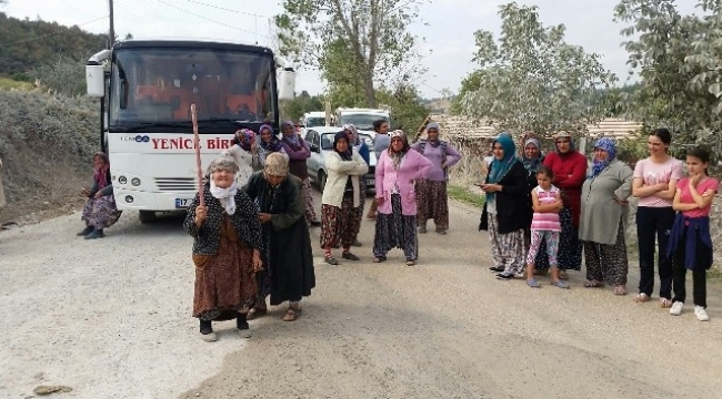 Köylüler maden kamyonlarının yolunu kapattı