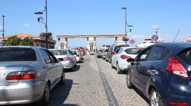 Tatilciler dönüş yolunda feribot kuyruğuna takıldı