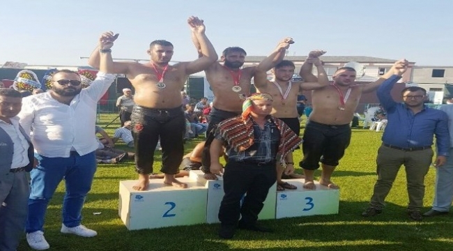 Umurbeyli güreşçiler, madalyaları topladı