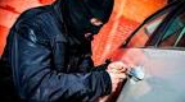 10 haneli köyde imamın otomobili çalındı