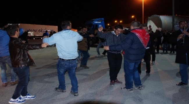 Lapseki’de davullu zurnalı asker eğlencesi