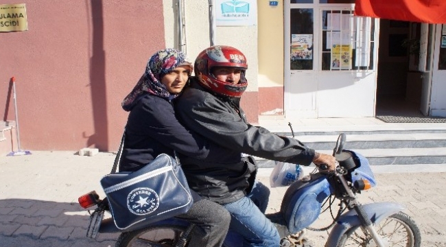 Taşımalı Eğitime Geçilemediği İçin Motosikletle Okula Gitmeye Çalışıyor