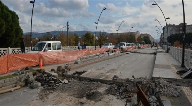 Atatürk Köprüsündeki Çalışmalar Uzadı
