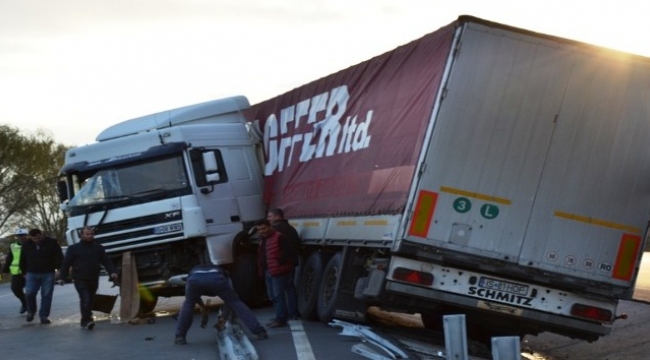 Biga’da tır kaza yaptı; 1 yaralı