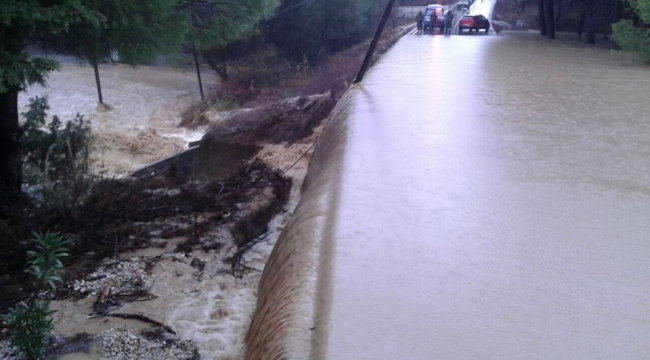 Eceabat ilçe merkezinden geçen dere taştı, yollar trafiğe kapandı