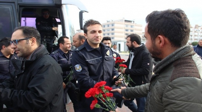 Gazetecilerden çevik kuvvete karanfil
